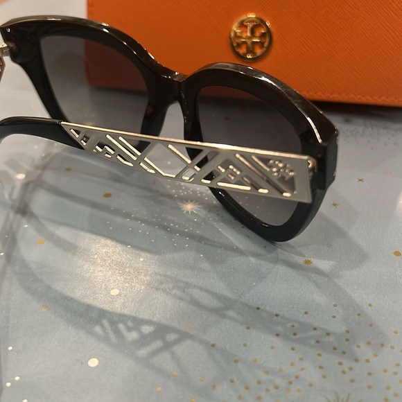 Tory Burch Logo Sunglasses - Picture 5 of 6